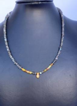 Labradoritkette mit Opalen und Opaltropfen in Silber vergoldet